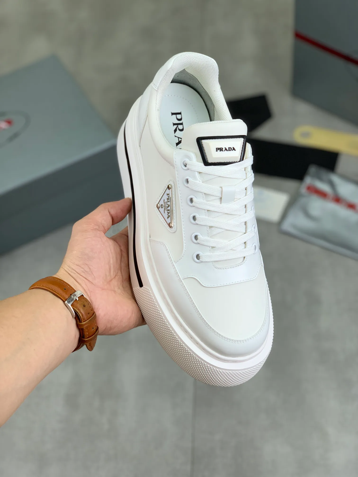 Men's shoes 💰P580 new (higher version) new models are available at PRADA counters simultaneously, new men's shoes, 😘 fabrics are selected from original calfskin. First layer of imported silk cowhide lining. The original version is awesome! 👍🏿Original open-molded non-slip PU outsole, with exquisite lines, simple and elegant, super comfortable and classy on foot, suitable for leisure travel. Code number: 38 to 44 (45 customized) 4️⃣ colors available